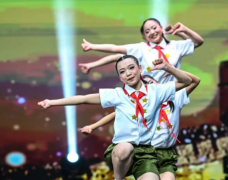 校园教师和孩子们感人的扮演点赞为孩子